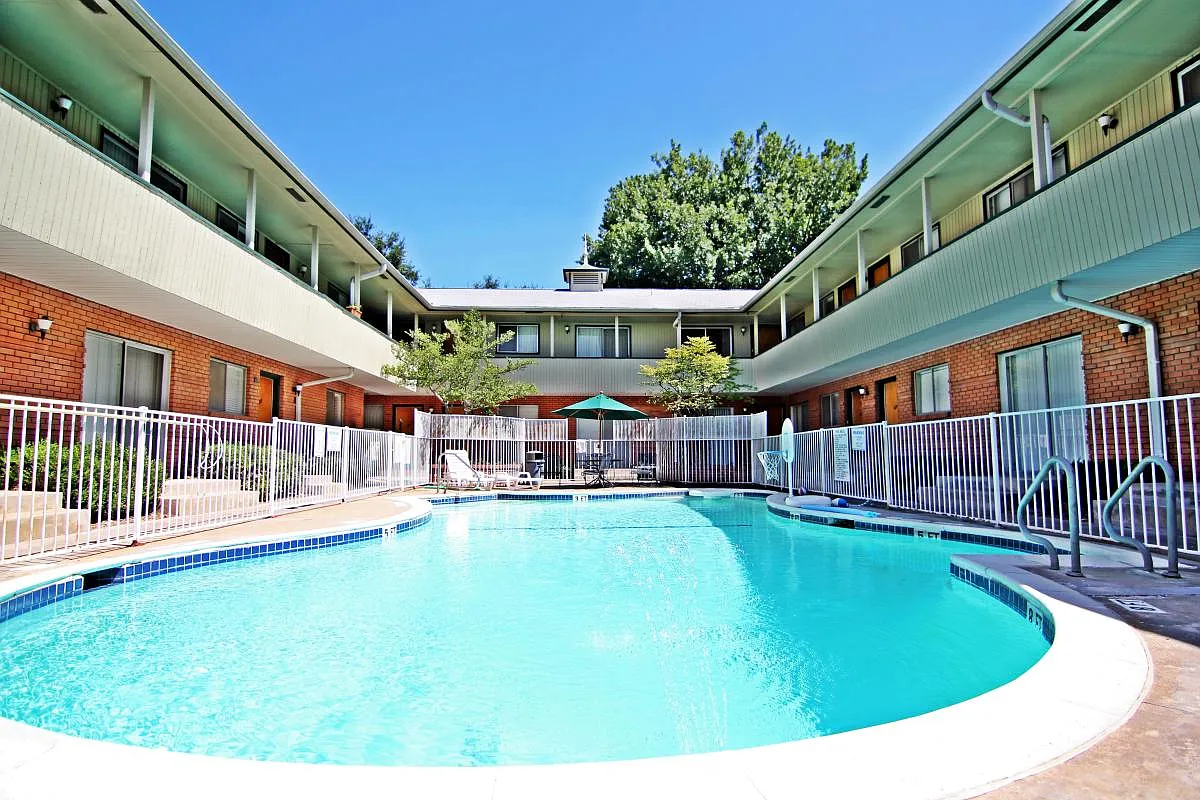 4000 Swiss Ave — Photo 1