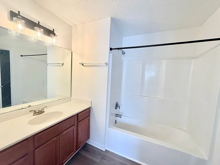 Lakeview Apartments — Photo 11