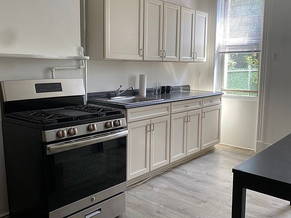 3rd image of 226 Kingsland Ave APT 1L