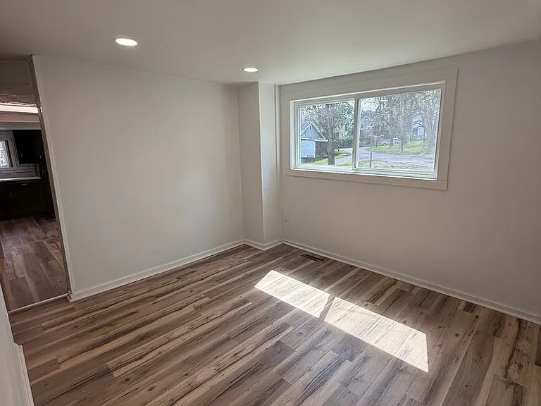 524 Short St — Photo 17