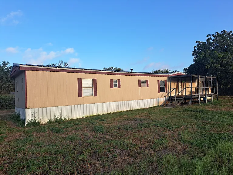 7851 FM 673 — Photo 17