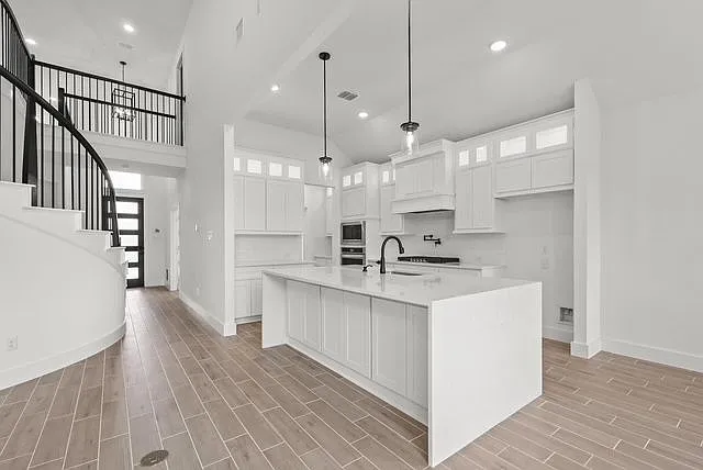 521 Silbury St — Photo 5