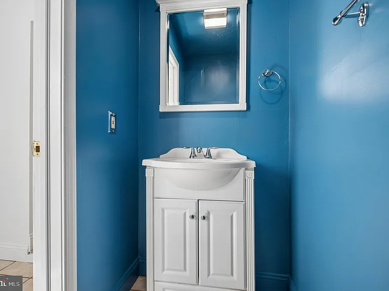 447 Dupont St — Photo 12