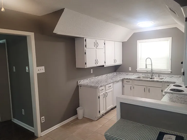 386 N Oak Grove Rd — Photo 4