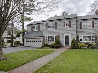 33A Nassau Dr, Great Neck, NY 11021