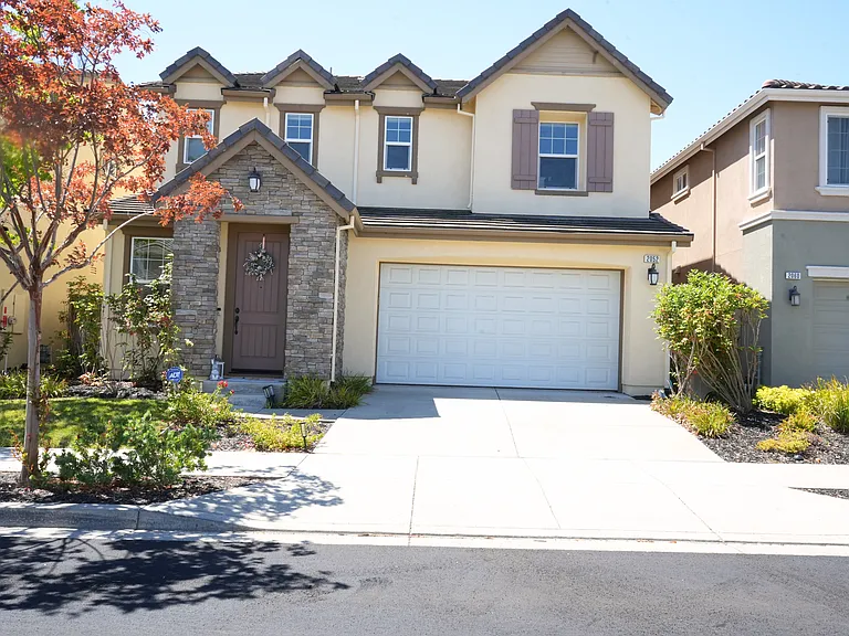 2052 Haggerty Dr — Photo 1
