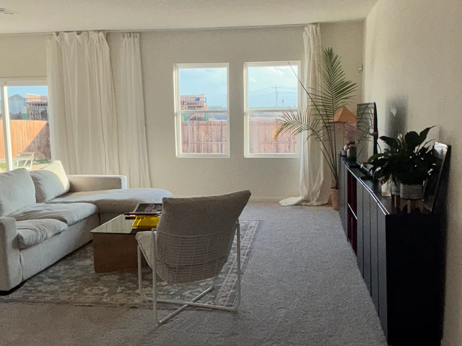 4 bed, 2121 sqft, $2,200 — Photo 2