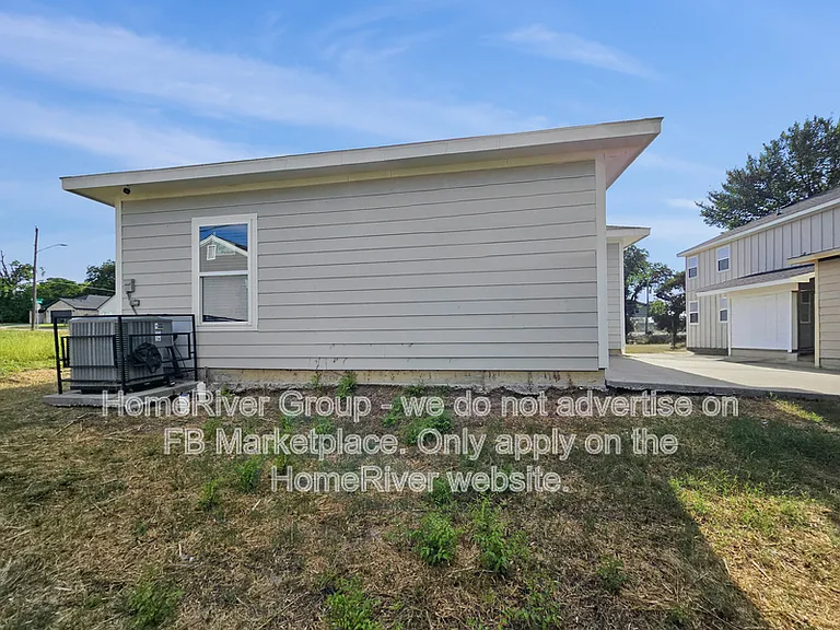 1429 Missouri Ave — Photo 16