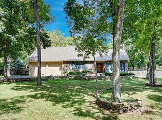 22812 E Bradford Ct, Blue Springs, MO 64015