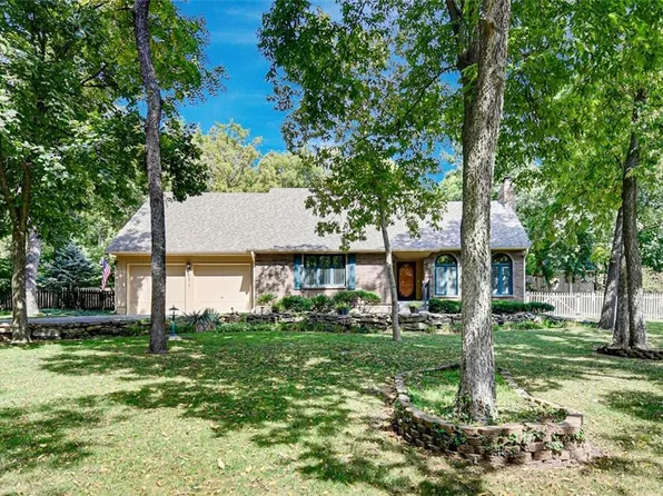 22812 E Bradford Ct, Blue Springs, MO 64015