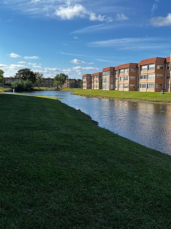 9661 Sunrise Lakes Blvd #105