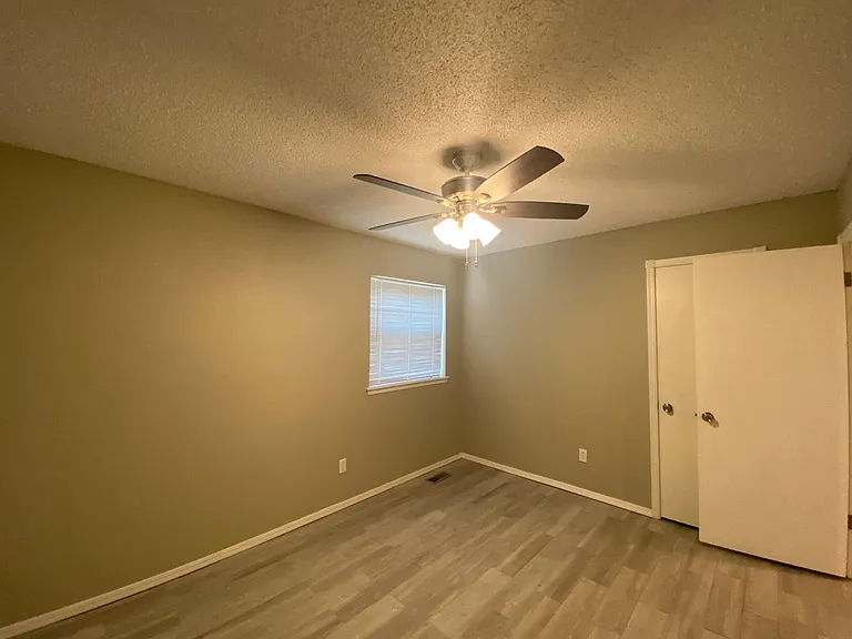 2433 Shady Tree Ln — Photo 13