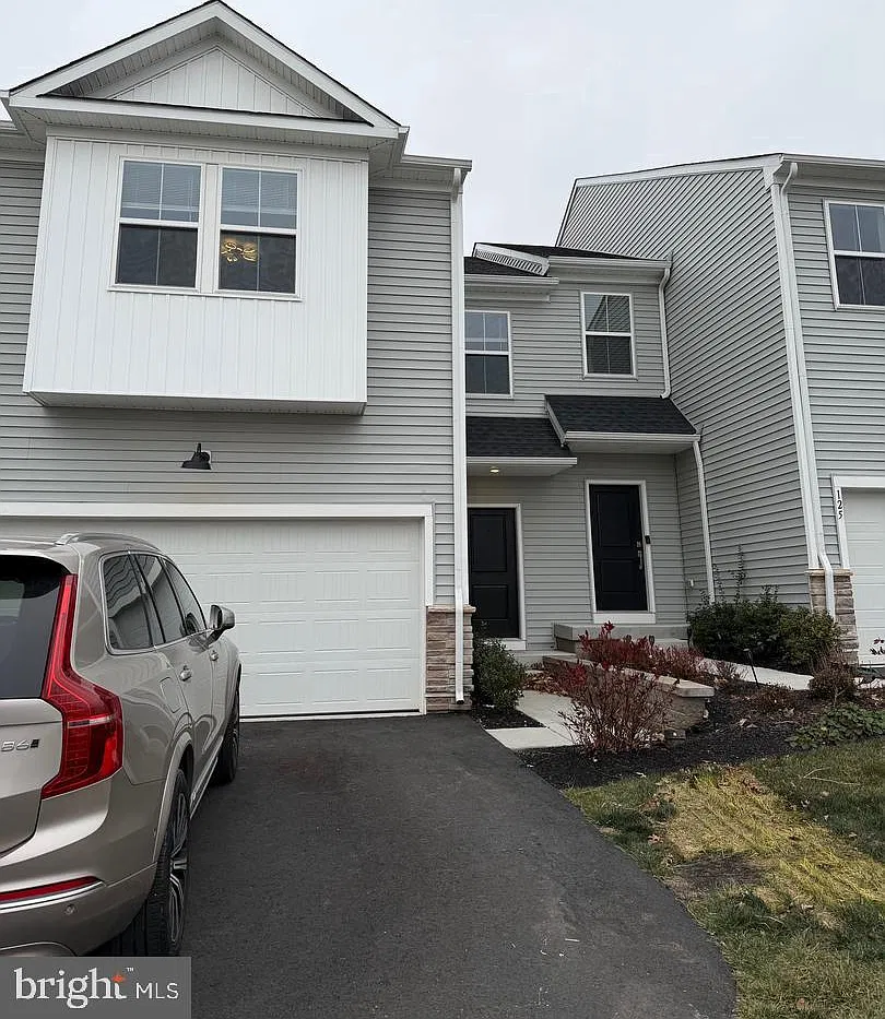 4 bed, 2.5 bath, 3546 sqft, $3,599 — Photo 1