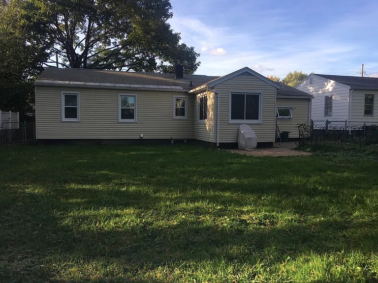 102 Gale Ave — Photo 3