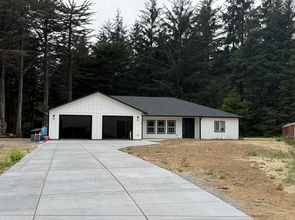 125 Sea Foam Dr, Crescent City, CA 95531