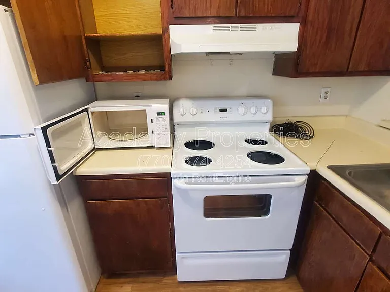 200 Sheraton Ct — Photo 6