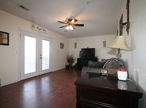 3rd image of 1401 Rolling Oaks Dr
