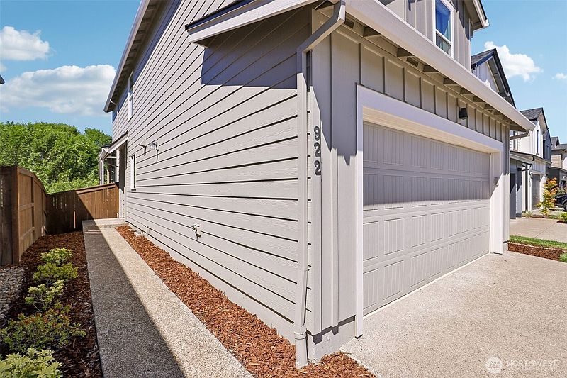 3rd image of 922 NW 175th Way