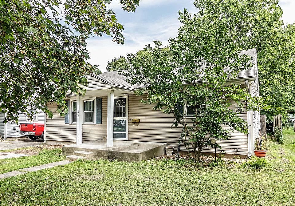 1304 S 14th St, Mattoon, IL 61938 | Zillow