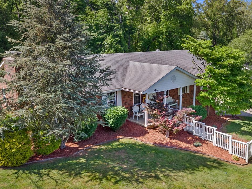 1st image of 2902 Camellia Dr