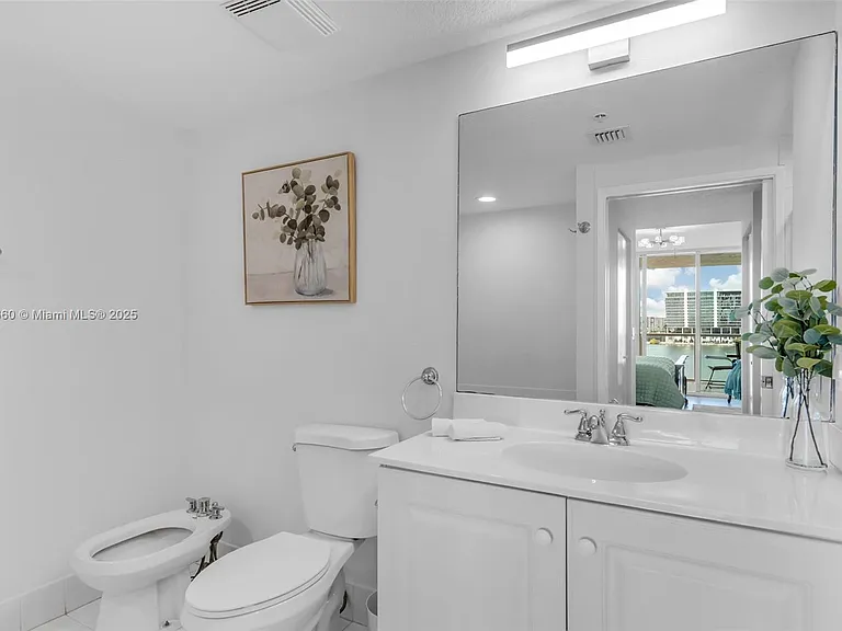 18100 N Bay Rd #709 — Photo 13