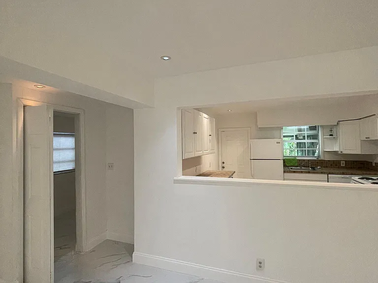 1005 SW 7th Ter — Photo 3