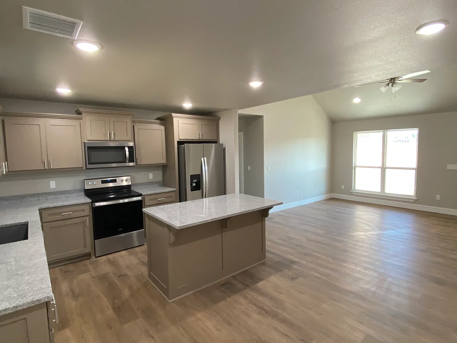 3 bed, 1300 sqft, $1,800 — Photo 4