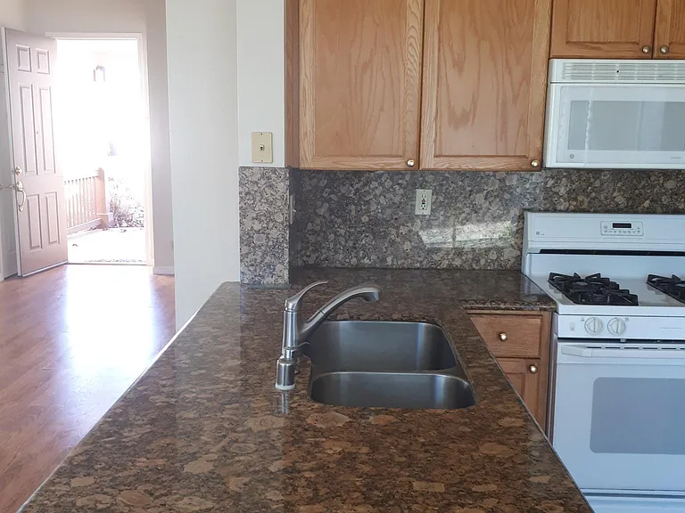 920 Rathbone Cir — Photo 10