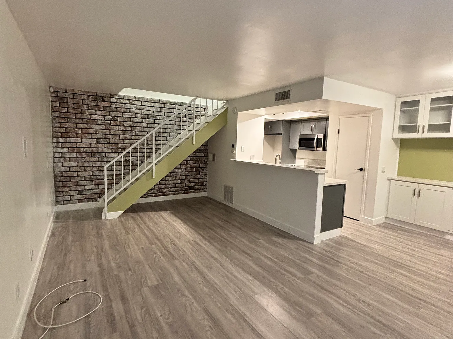 2 bed, 882 sqft, $2,700 — Photo 3