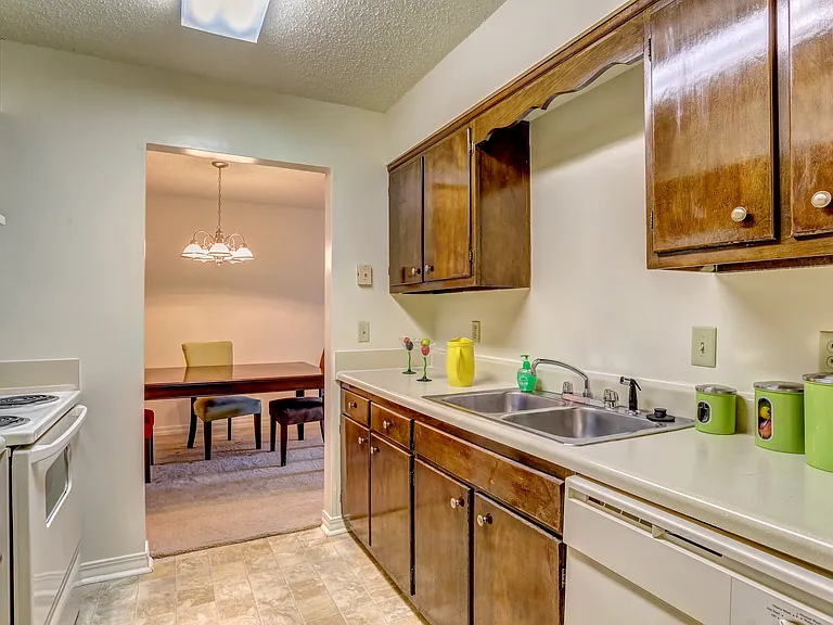 Starline Apartments — Photo 16