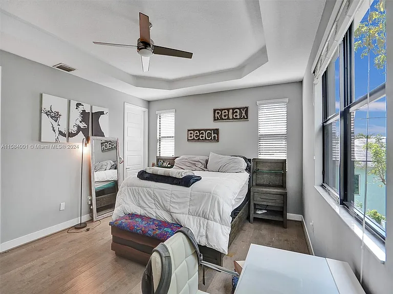 1236 SW 4th Ave — Photo 17