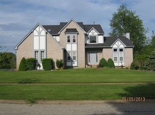 13064 Pembrooke Cir, South Lyon, MI 48178