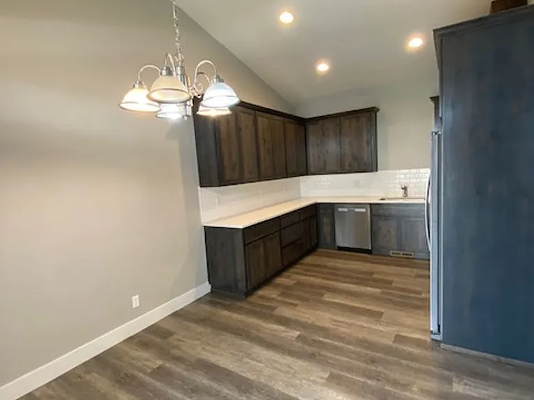 564 NE Cherry St — Photo 7