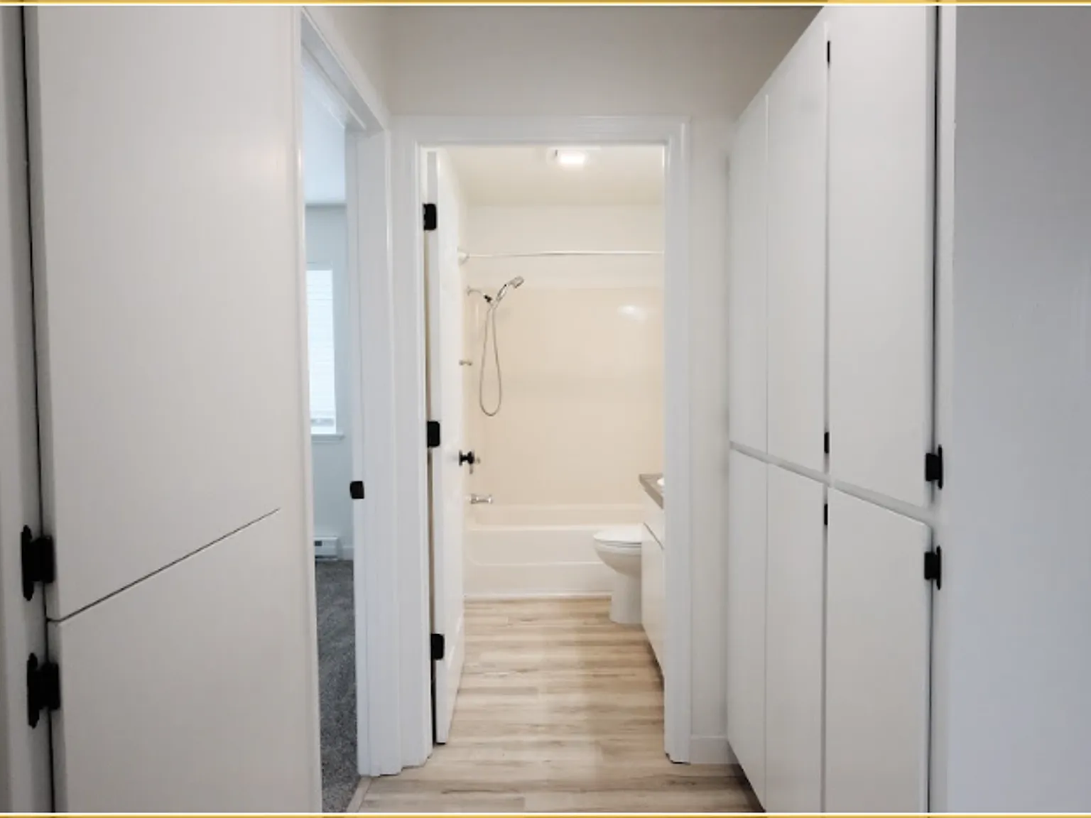 Cedars in Sweethome ** Walk in Closets, on site laundry in a lovely Community — Photo 1