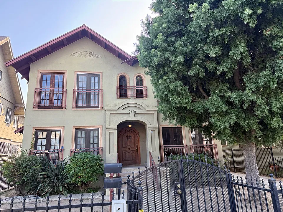 2646 Kenwood Ave