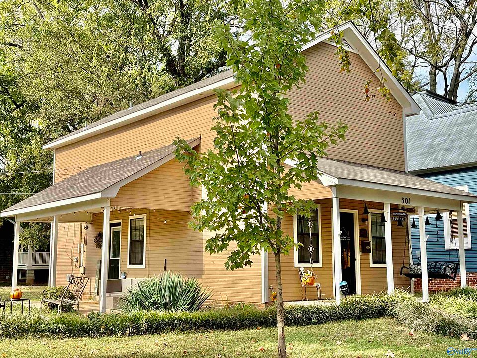 1st image of 301 Oak St NE