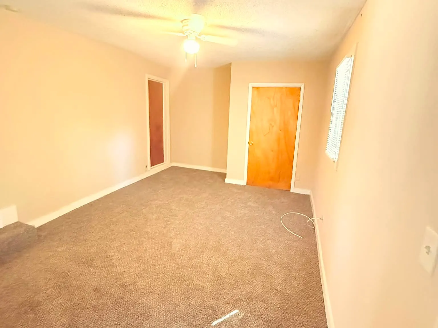 3 bed, 704 sqft, $1,661 — Photo 4
