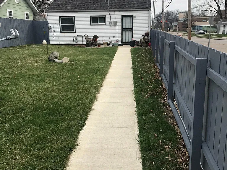 2401 Lynn Ave — Photo 2