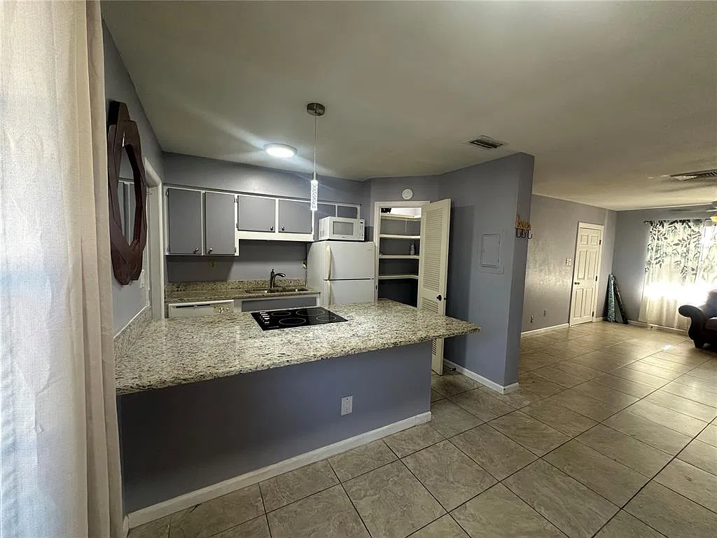 2 bed, 2.0 bath, 909 sqft, $1,600 — Photo 4