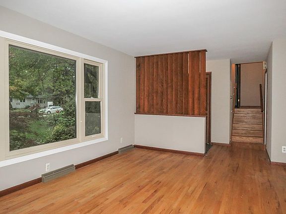 4th image of 2915 Oakdale Dr
