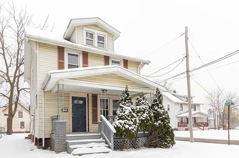 2202 Georgetown Rd NE — Photo 1