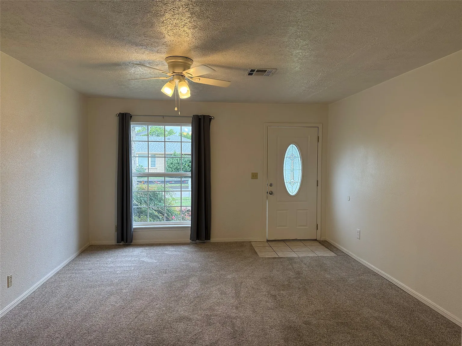 3 bed, 2.0 bath, 1450 sqft, $1,550 — Photo 2