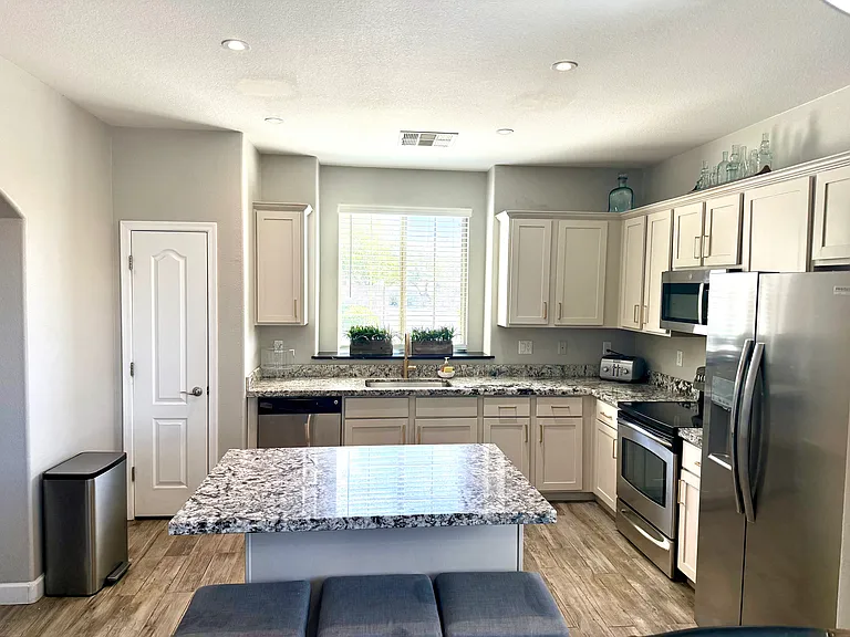 KITCHEN W/ISLAND