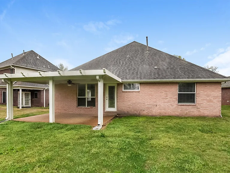 3950 Spring Lakes Cir — Photo 15