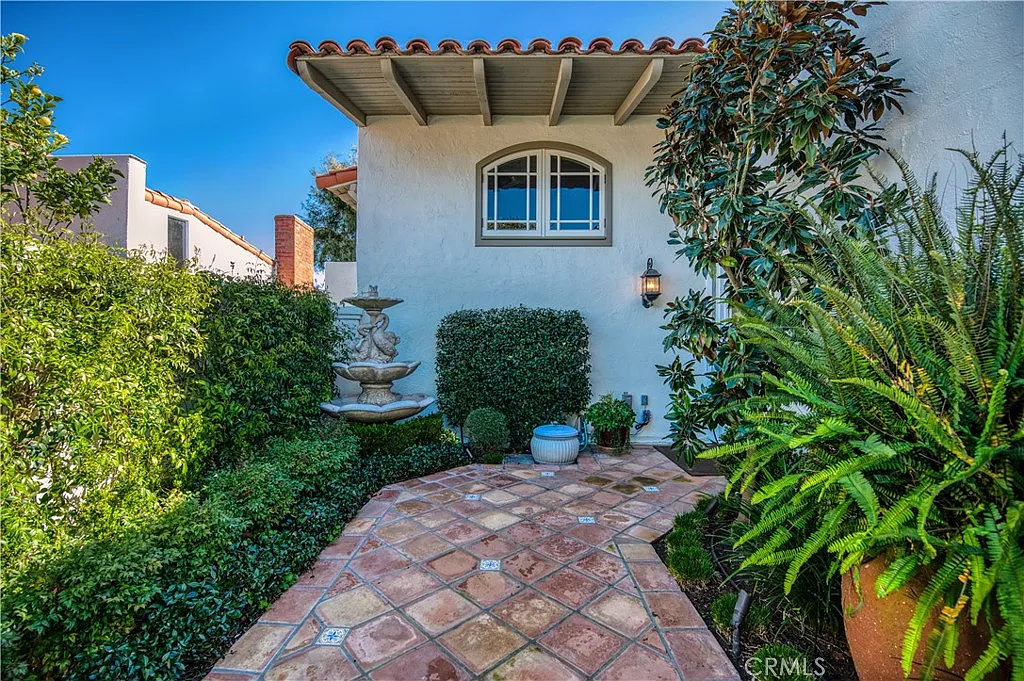 3 bed, 2.5 bath, 1737 sqft, $6,800 — Photo 1