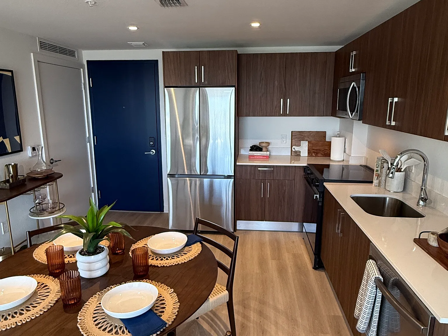 2 bed, 1037 sqft, $2,600 — Photo 2