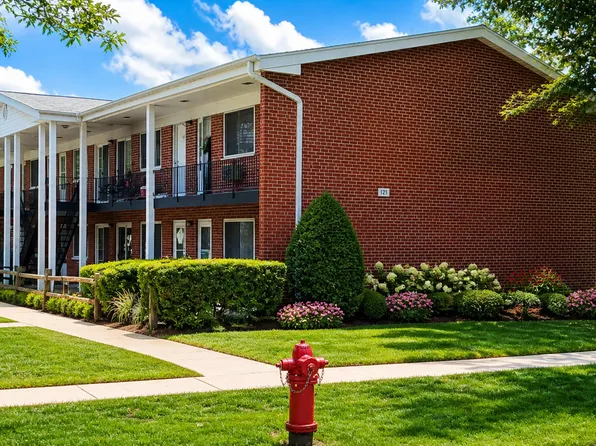 323 N Princeton Ave APT 8, Villa Park, IL 60181
