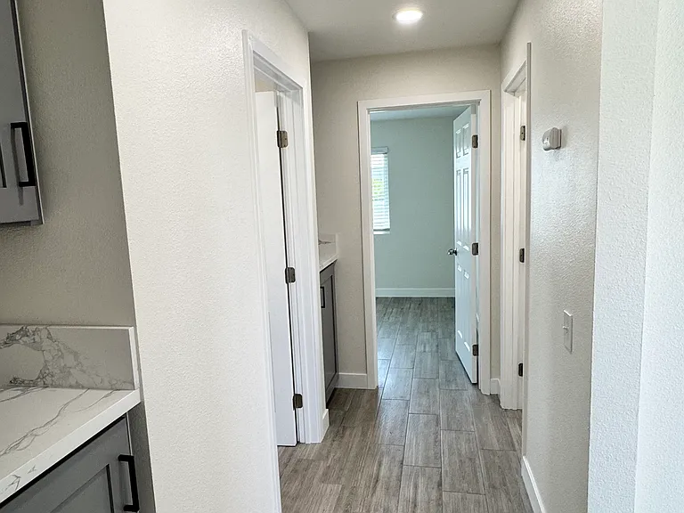 1117 E 4th St #7 — Photo 13