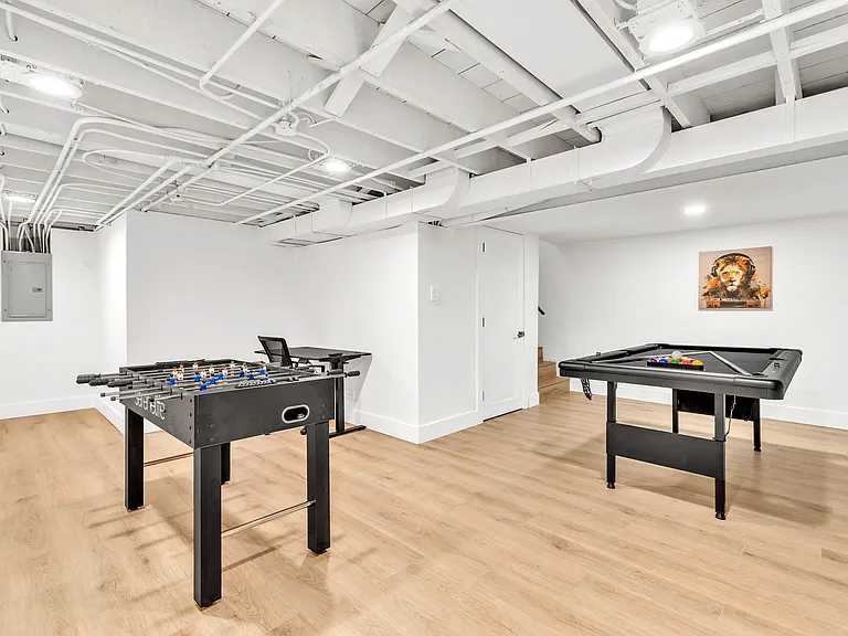 414 E Schiller St — Photo 15