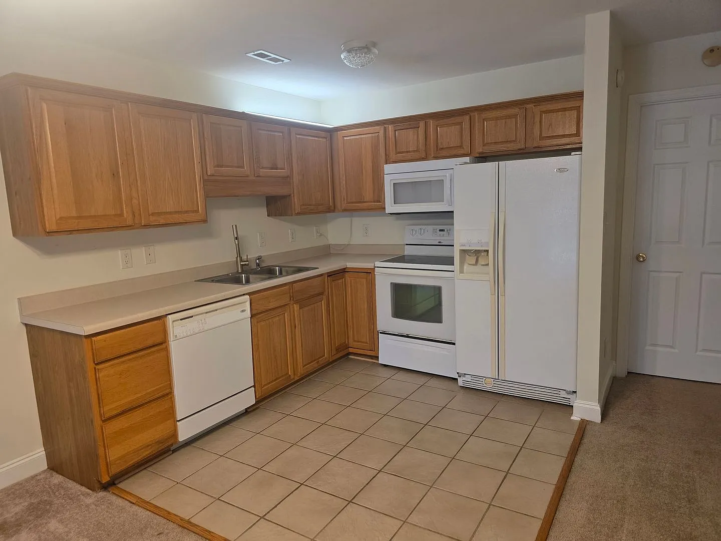 3 Bedroom, 3 Bath Unit. Townhouse with Garage. — Photo 2